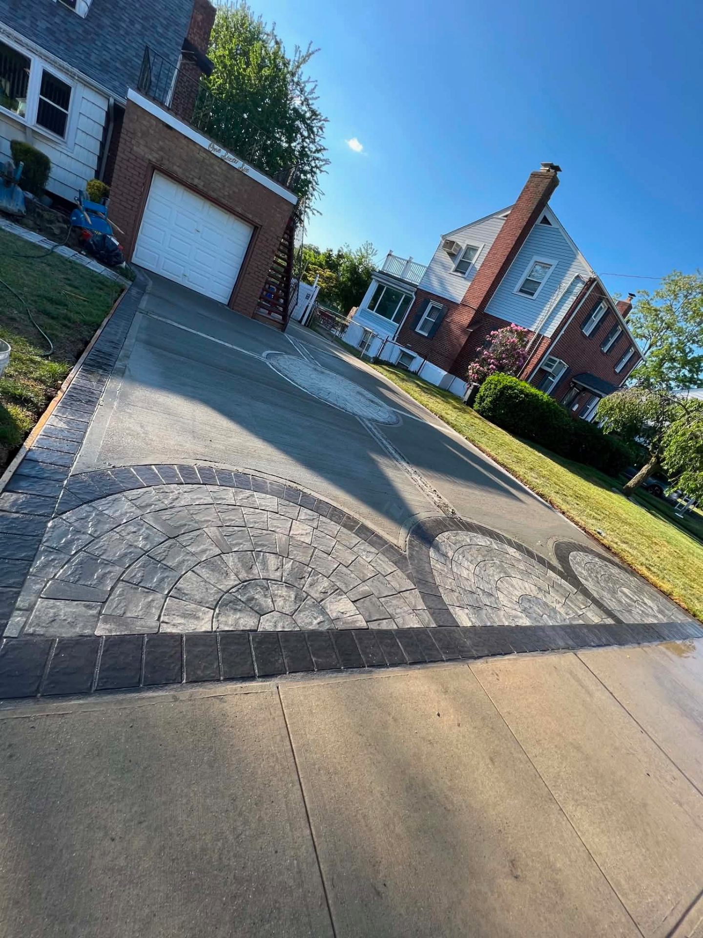 Stamped concrete driveway with fan pattern